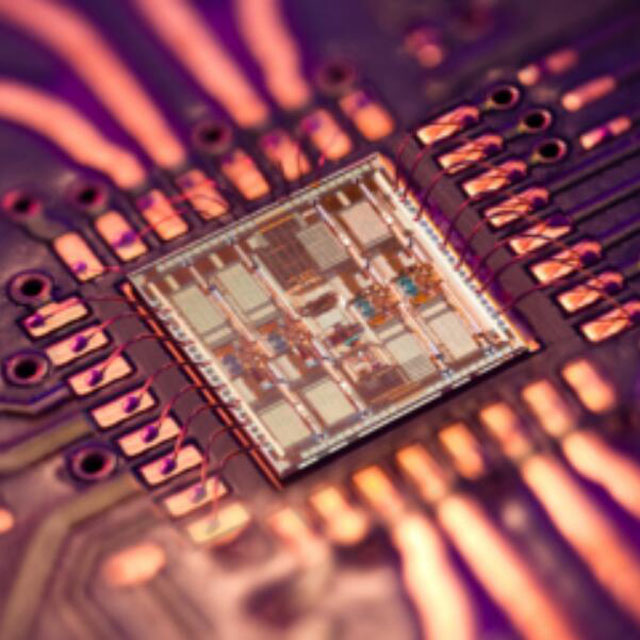 供應，回收 [Broadcom] AFSI-R74C4SB 56Gb/s 4 通道線性 TIA（跨阻抗放大器）IC